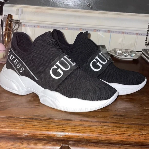 WG Guess スパイクシューズ ホワイト/ブラック Amazon.com | Guess Women's GENIVER Sneaker, White Multi 140